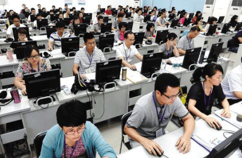师范生还是职场转型者？大学期间构筑教育职业的可行路径
